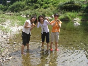 ベース前の川遊び