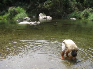 ベース前の川遊び