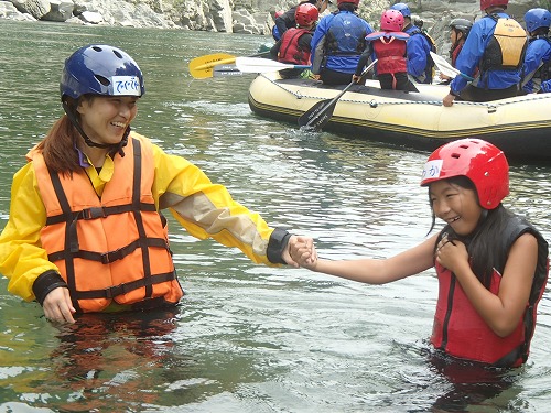yoshinoga-river-family-rafting (1)