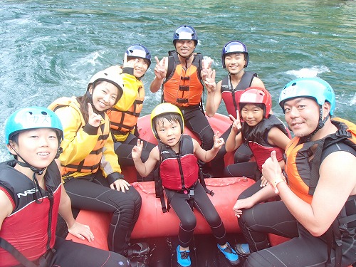 yoshinoga-river-family-rafting (2)