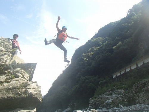 yoshinoga-river-family-rafting (5)