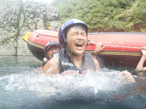 yoshinoga-river-family-rafting (7)